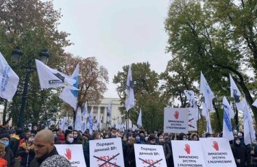 Малый бизнес митингует под Радой против законов, отменяющих РРО для ФОП (ФОТО)