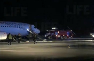 В аэропорту Москвы при взлете задымился лайнер Boeing-737: есть пострадавшие (ВИДЕО)