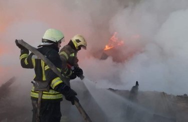 Армия РФ дважды за ночь обстреляла Харьков: в одном из районов начался пожар