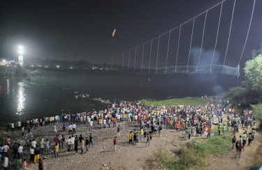 В Индии более 90 человек погибли при обрушении пешеходного моста