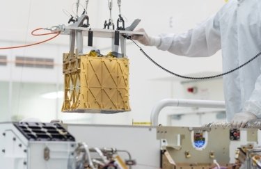 Устройство MOXIE загружают внутрь марсохода. Фото: NASA