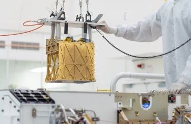 Устройство MOXIE загружают внутрь марсохода. Фото: NASA Устройство MOXIE загружают внутрь марсохода. Фото: NASA