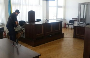 Разминирование помещения банка во Львове. Фото: Нацполиция Разминирование помещения банка во Львове. Фото: Нацполиция