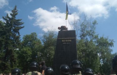 В Харькове протестующие против Кернеса снесли памятник Жукову (ВИДЕО)