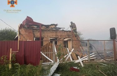 Спасатели ликвидировали пожар, возникший в результате массированного обстрела прифронтового Орехова Запорожской области. Фото: ГСЧС