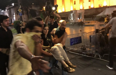 В ходе столкновений под парламентом Грузии - много пострадавших. Фото: Twitter