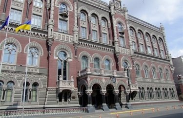 НБУ разрешил банкам продавать украинцам больше валюты и ввел новые ограничения для бизнеса