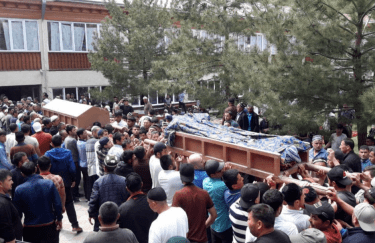 Похороны погибших в селе Чокрух под Исфарой (Таджикистан). Фото: Азия-Плюс
