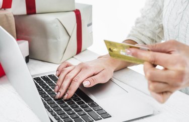 Доходи з цифрових платформ будуть оподатковуватись. / Freepik ноутбук, подарунки, банківська картка, онлайн продажі
