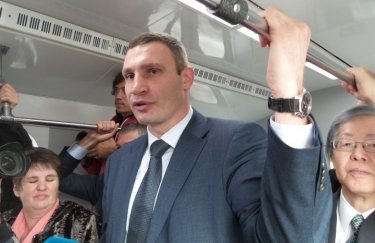 Виталий Кличко в метро. Фото: vz.ua
