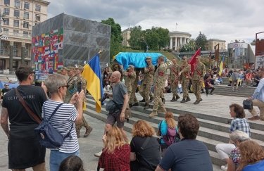 В Киеве простились с погибшим активистом и военным Романом Ратушным