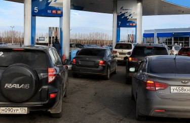 РФ втратила 30% випуску бензину: у регіонах обмежили продаж пального за номерами