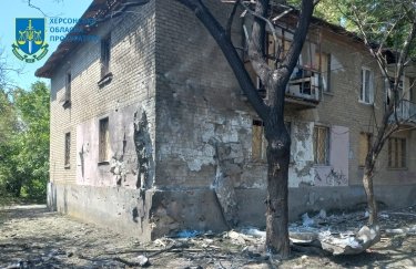 Последствия одного из обстрелов в Херсонской области в июле. Фото: областная прокуратура Армия РФ выпустила по Херсонщине 243 снаряда: в ОВА рассказали о последствиях