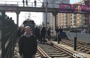 В Киеве заблокировано движение трамваев на скоростной линии (фото)