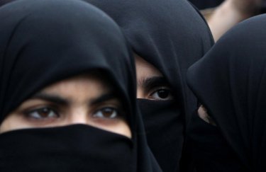 Талибы запретили женщинам самостоятельно путешествовать на расстояние более 72 километров