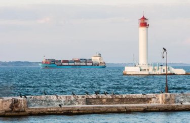 Украина приостановила движение судов из-за временного зернового коридора. В Минвосстановления это опровергают
