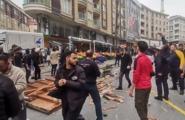 В Стамбуле ураган валит башни и переворачивает машины: известно о трех погибших (ВИДЕО)