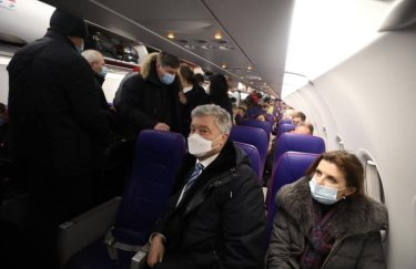 Порошенко с женой летят в Украину обычным рейсовым самолетом лоукостера WizzAir и сам выложил фото себя на борту в Facebook Порошенко разыгрывает спектакль, делая из себя Навального. Почему ему это не поможет в деле о госизмене?