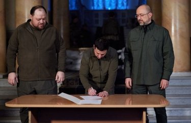 Зеленский подписал заявку Украины на вступление в Европейский союз