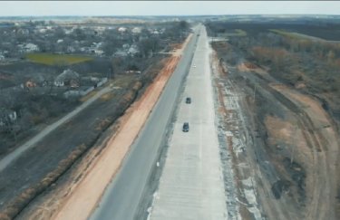 В Украине открыли новую бетонную дорогу (видео)