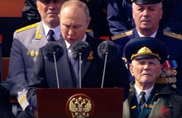 Сегодня лидер страны-агрессора РФ Владимир Путин вылез из своего бункера и выступил на параде к 9 мая