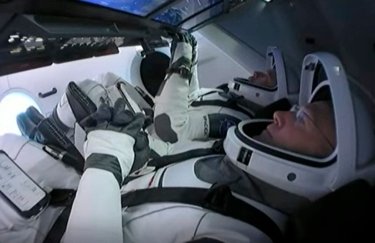 Американские астронавты на корабле Crew Dragon. Скриншот из видео