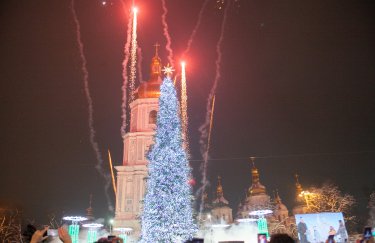 Власти Киева рассмотрят петицию о неуместности установки новогодней елки во время войны