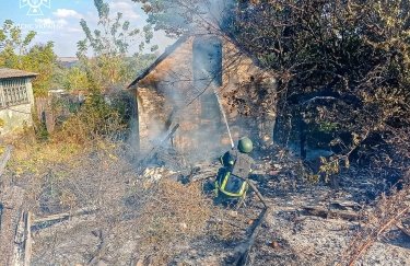 Спасатели на Харьковщине ликвидируют пожар, возникший из-за вражеских обстрелов. Фото: ГУ ГСЧС в Харьковской области