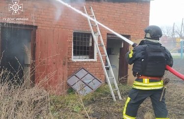 Спасатели на Харьковщине ликвидируют пожар, возникший из-за вражеских обстрелов. Фото: ГУ ГСЧС в Харьковской области Спасатели на Харьковщине ликвидируют пожар, возникший из-за вражеских обстрелов. Фото: ГУ ГСЧС в Харьковской области