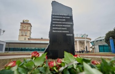 В Киеве установили временный памятник железнодорожникам, погибшим из-за агрессии РФ: сколько их уже