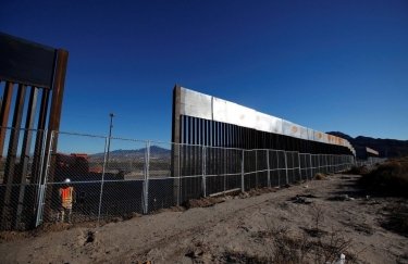 Стена на границе с Мексикой