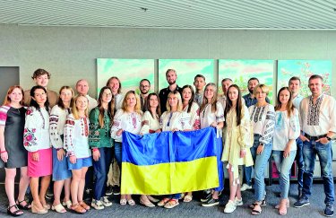 Компанія під час святкування Дня Прапора Як побудувати один з найуспішніших брендів роботодавця на юридичному ринку — досвід Arzinger