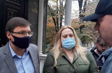 Митингующие общаются с представителями прокуратуры