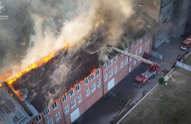 В Одессе произошел масштабный пожар в здании завода сельхозмашин (ФОТО, ВИДЕО)
