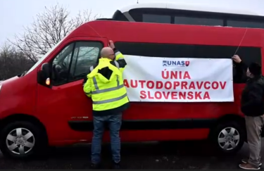 Перевізники Словаччини знову заблокують кордон з Україною