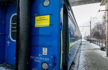Понад 50 вагонів незламності від "Укрзалізниці" вже приймають людей: де вони працюють