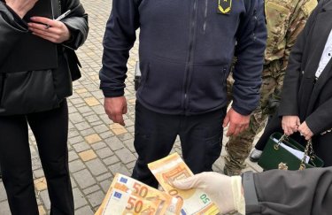 Полиция и СБУ поймали таможенника на взятке за ввоз из Молдовы 4 миллиона гривен (ФОТО)
