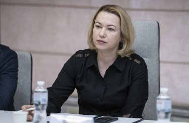 Заступниця міністра агрополітики Оксана Осьмачко. Фото: minagro.gov.ua Оксана Осьмачко, стіл, пляшки води