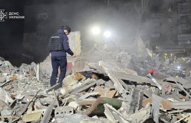 У Києві зруйнована багатоповерхівка, під завалами діти / ДСНС атака