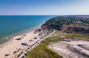 Пляж в Одеській області. Фото: Depositphotos Курорт із гральною зоною "Дунайя" планують створити на косі між озером Сасик та Чорним морем