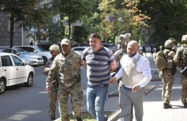 Полицейские вывели задержанного из здания Кабмина. Фото: Национальная полиция Полицейские вывели задержанного из здания Кабмина. Фото: Национальная полиция