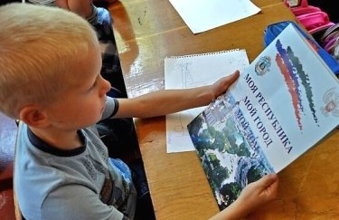 Фото: vchasnoua Окупанти не допускатимуть до навчання дітей, батьки яких не отримали паспорт РФ