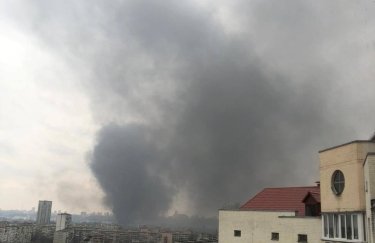 В Киеве возник масштабный пожар, некоторые улицы частично перекрыли (ВИДЕО)