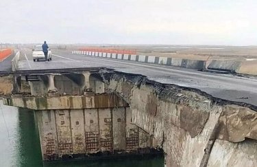 В Херсонской области подорвали мост на Арабатскую стрелку