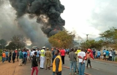 В Танзании перевернулся и взорвался бензовоз, более 60 человек сгорели заживо