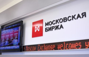 Після нових санкцій США Мосбіржа зупиняє торги доларом та євро: росіяни стоять в чергах до обмінників