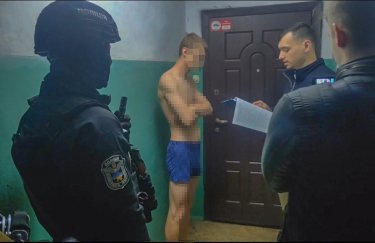В Києві затримали шахрая, що ошукував військових, видаючи себе за продавця амуніції (ФОТО, ВІДЕО)