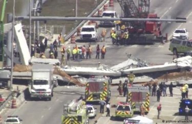 В Майами обрушился мост, погибли люди (видео)