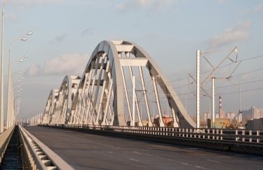 Дарницкий автомобильно-железнодорожный мост. Фото: Википедия