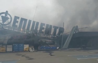 Фото: facebook.com/epicentrkua В результате российского обстрела разрушен "Эпицентр" в Никополе (ФОТО)